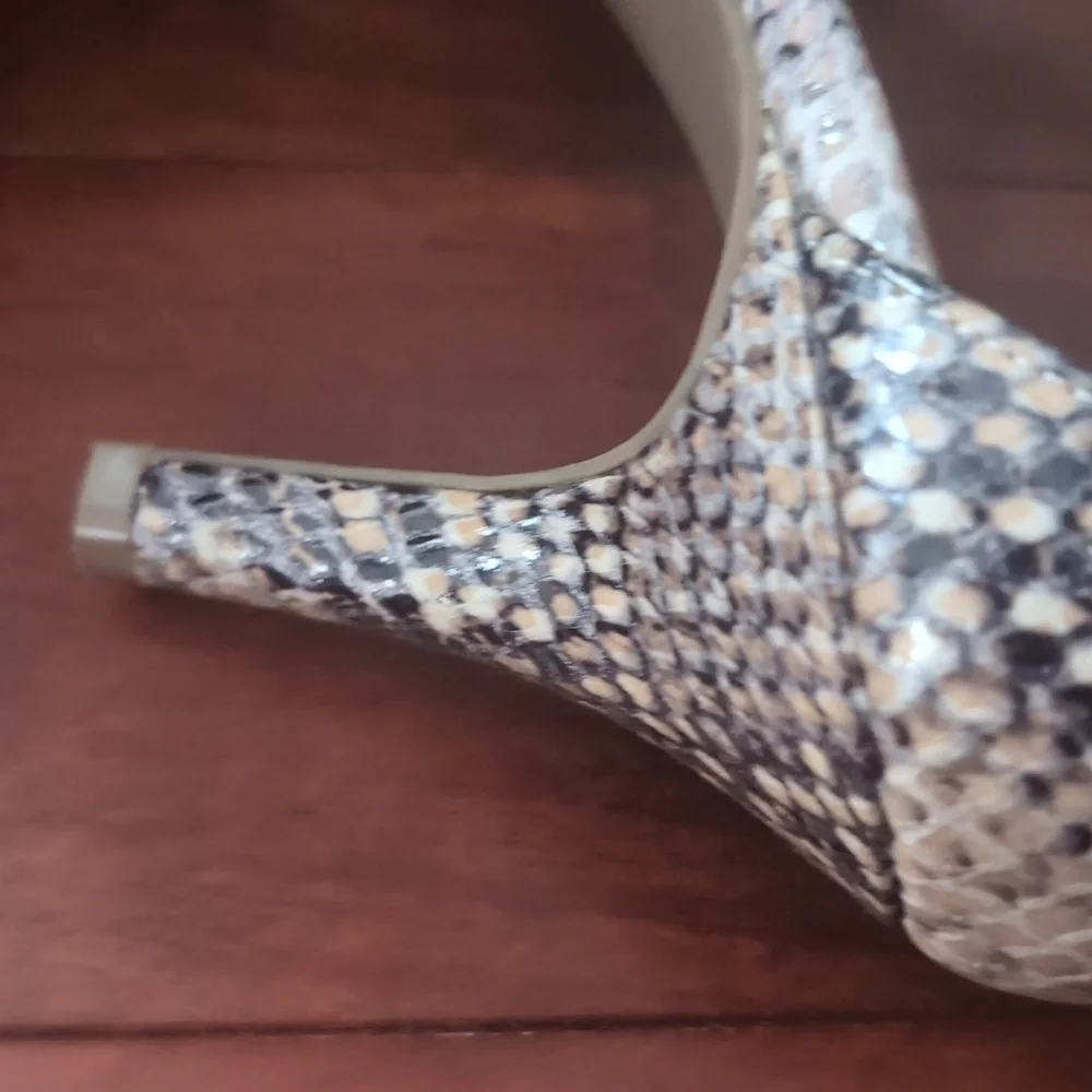 Life Stride Tan Heels with Snakeskin Pattern Size 8.5